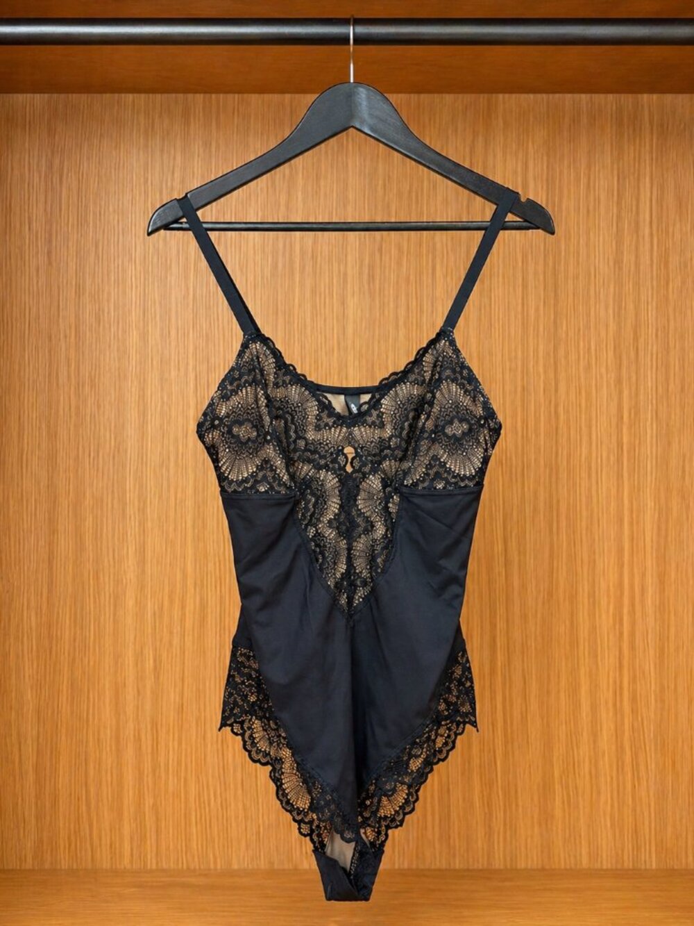 Pinsy Sculpting Lace Shapewear Bodysuit